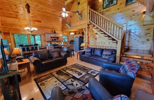 Hemlock Hills Cabina | Rocky Top Sports Gatlinburg-Hot Tub-Air Hockey-Foosball-Pool Table!!