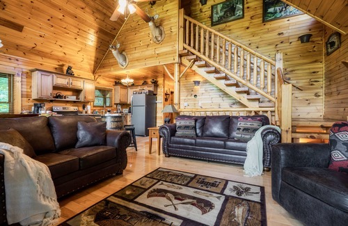 Hemlock Hills Cabina | Rocky Top Sports Gatlinburg-Hot Tub-Air Hockey-Foosball-Pool Table!!