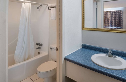 Brazil Hotel | Rodeway Inn Brazil