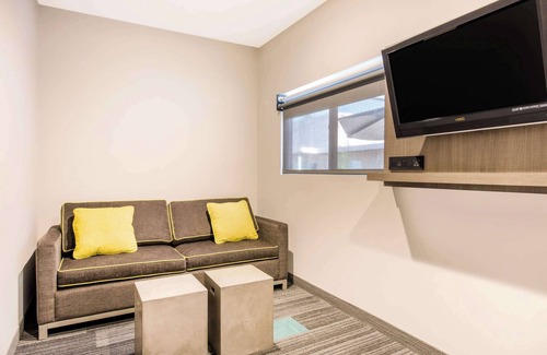 Hollywood Hotel | Rodeway Inn near Melrose Ave