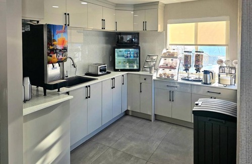 Kamloops Hotel | Rodeway Inn & Suites