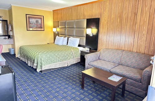 Plymouth Hotel | Rodeway Inn & Suites Plymouth Hwy 64