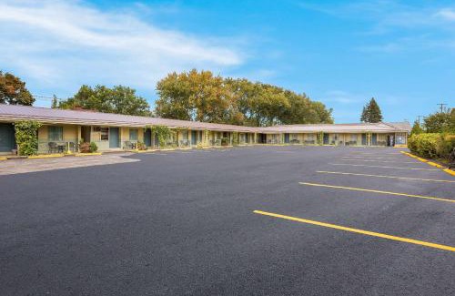 Erie Hotel | Rodeway Inn