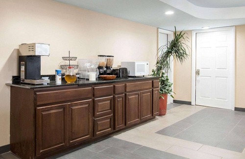 Syracuse Hotel | Rodeway Inn