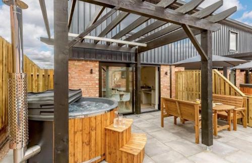 Moreton Valence Casa | Roe Cottage disabled adapted 2 bedroom hot tub