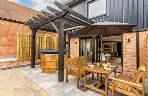 Bishampton Casa | Roe Cottage disabled adapted 2 bedroom hot tub