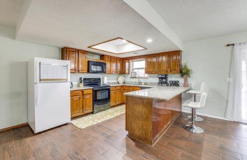 Rogers Casa | Rogers Vacation Home with Yard 5 Mi to Bentonville