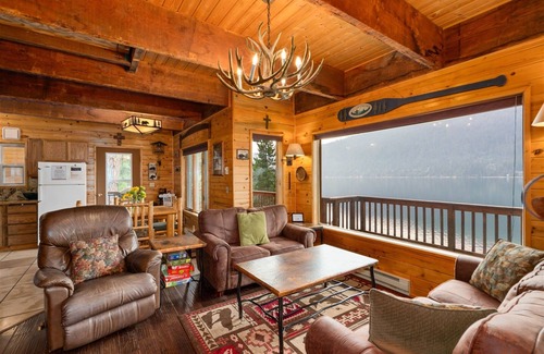 Leavenworth Cabina | Rogue Shores - Tranquil Lakefront Home
