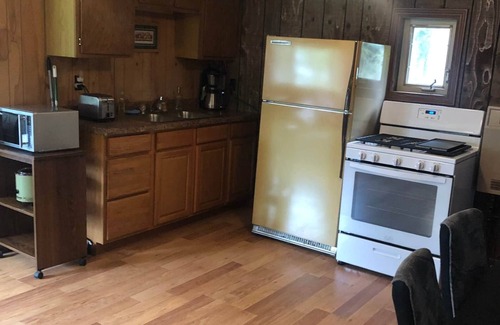 Ainsworth Casa | Rolling Stone Lakeside Cabin 3 East Shore Resort 3 Bedroom