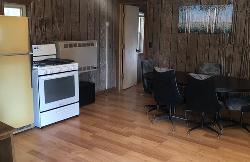 Ainsworth Casa | Rolling Stone Lakeside Cabin 3 East Shore Resort 3 Bedroom