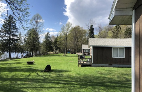 Ainsworth Casa | Rolling Stone Lakeside Cabin 3 East Shore Resort 3 Bedroom