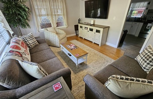 Northport Casa | Rolling with the Tide? Stay in newly renovated 3/2 home, just 3mi from Stadium!