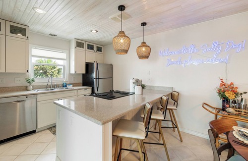 Pensacola Beach Condominio | Romance Awaits in Paradise/Outdoor Movie Theatre/2-bed condo in Pensacola