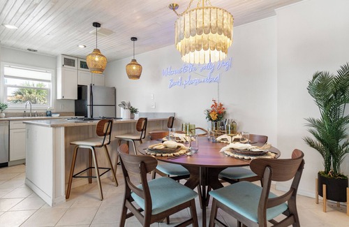 Pensacola Beach Condominio | Romance Awaits in Paradise/Outdoor Movie Theatre/2-bed condo in Pensacola