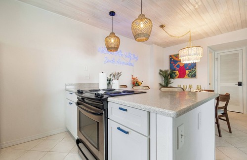 Pensacola Beach Condominio | Romance Awaits in Paradise/Outdoor Movie Theatre/2-bed condo in Pensacola