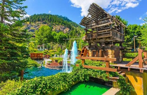 Downtown Leavenworth Apartamento | Romanna's all-season getaway at Icicle Village with pool and hot tub