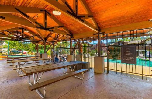 Downtown Leavenworth Apartamento | Romanna's all-season getaway at Icicle Village with pool and hot tub