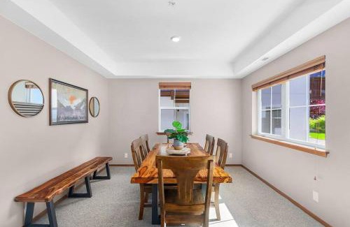 Downtown Leavenworth Apartamento | Romanna's all-season getaway at Icicle Village with pool and hot tub