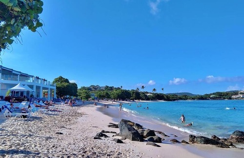 Cabes Point Apartamento | Romantic 1BR condo & private pool @Sapphire Beach IX