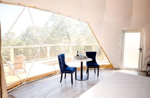 Eureka Springs Cabina | Romantic and Luxurious Glamping Dome in Eureka Springs, Equipped with an Indoor Hot Tub Perfect for a Weekend of Relaxation