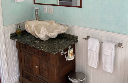 Mashpee Casa | Romantic Artistic Retreat with Adirondack Suite