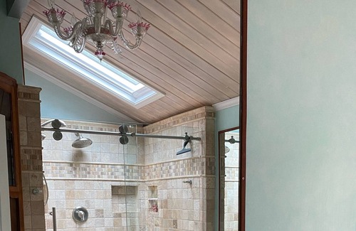 Mashpee Casa | Romantic Artistic Retreat with Adirondack Suite