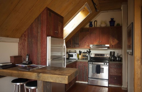 Mendocino Apartamento | ROMANTICO, ARTISTAS PRIVADAS SUITE FORESTAL, 5 acres Secuoyas, Senderos, Mendo 2 millas.