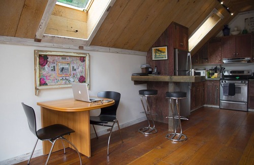 Mendocino Apartamento | ROMANTICO, ARTISTAS PRIVADAS SUITE FORESTAL, 5 acres Secuoyas, Senderos, Mendo 2 millas.