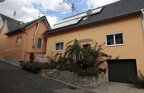 Tauberbischofsheim Apartamento | Romántico ático (70 m2) directamente en la ruta ciclista Main - Tauber - Radach