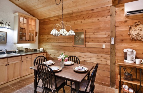 Port Ludlow Casa | Romántica casa de granero! Relájese en un entorno privado y exuberante.