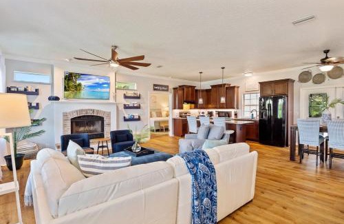 Palm Coast Casa | Romantic Beach Home with Heated Pool Golf Cart