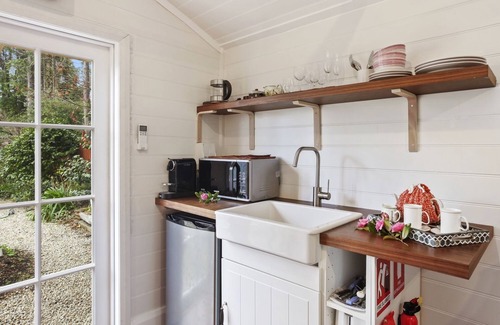 Leura Cabaña | Romantic Bloom Cottage 300m to Mall with wood fire SPECIAL midweek rates apply