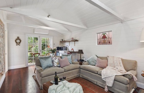 Leura Cabaña | Romantic Bloom Cottage 300m to Mall with wood fire SPECIAL midweek rates apply