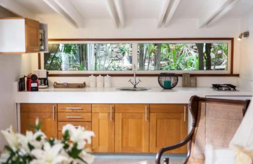 Morne Criquet Casa | Romantic Bungalow near Beach with Shared Pool
