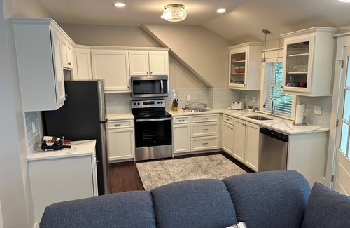 Lexington Casa | Romantic bungalow on Lake Murray w/cold plunge/hot tub/sauna, gym & dock gazebo
