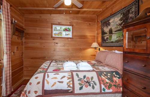Lake Toxaway Cabina | Romantic Bungalow - Hike to Dozens of Waterfalls