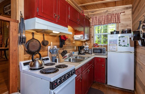 Lake Toxaway Cabina | Romantic Bungalow - Hike to Dozens of Waterfalls