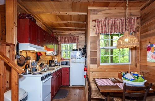 Lake Toxaway Cabina | Romantic Bungalow - Hike to Dozens of Waterfalls