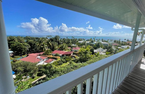 Teahupoo Casa | Romantic bungalow with stunning views and swimming pool