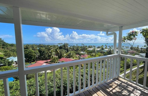 Teahupoo Casa | Romantic bungalow with stunning views and swimming pool