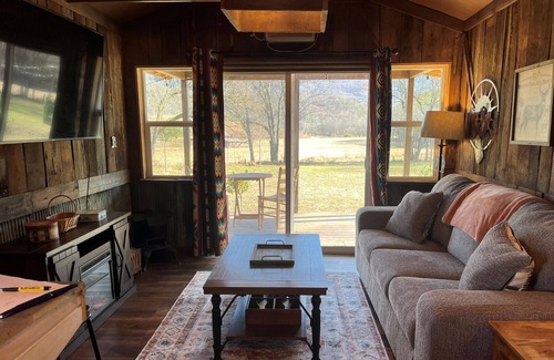 Lupton City Cabina | Romantic Cabin -Also available RV pad w/hookups -Heated Outside Shower & Soaker Tub - Mountain Views
