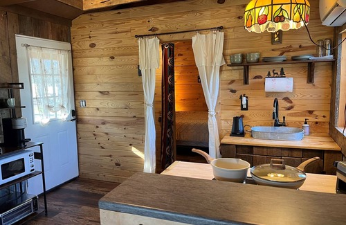 Lupton City Cabina | Romantic Cabin -Also available RV pad w/hookups -Heated Outside Shower & Soaker Tub - Mountain Views