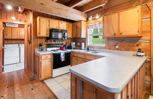 Vesta Casa | Romantic Cabin Getaway - King Bed - Fast Wi-Fi - Pet-Friendly