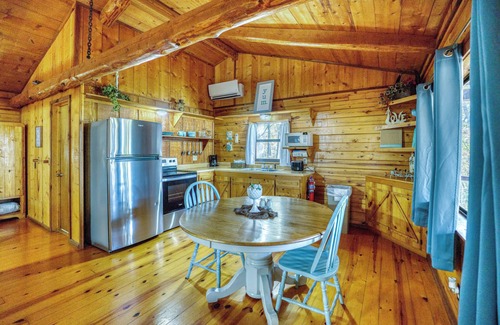 Saint Joe Cabina | Romantic cabin getaway with Jacuzzi tub. Pet Friendly!