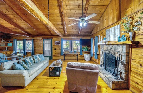 Saint Joe Cabina | Romantic cabin getaway with Jacuzzi tub. Pet Friendly!