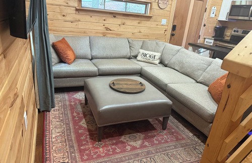 Milledgeville Cabina | Romantic Cabin Hideaway — Outdoor Rain Shower, Soaking Tub & Fire Pit