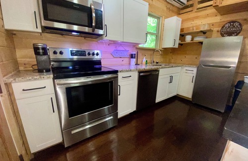 Milledgeville Cabina | Romantic Cabin Hideaway — Outdoor Rain Shower, Soaking Tub & Fire Pit