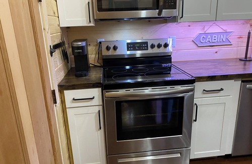 Milledgeville Cabina | Romantic Cabin Hideaway — Outdoor Rain Shower, Soaking Tub & Fire Pit