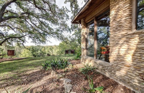 Georgetown Cabina | Georgetown Square Minutes Away - Cabaña romántica en Riverfront Farm, Pet, Rural