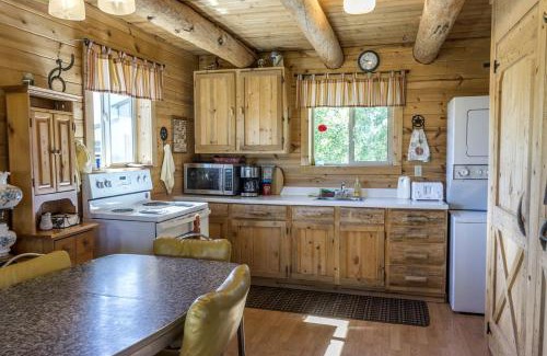 Whitehall Casa | Romantic Cabin Rental with a Delightful Porch near Ennis, Montana